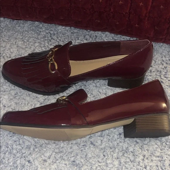 Tahari Maroon Loafers with Gold Chain Accent - Picture 6 of 6